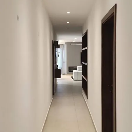 Interlace Penthouse With Swimming Pool Марсаскала